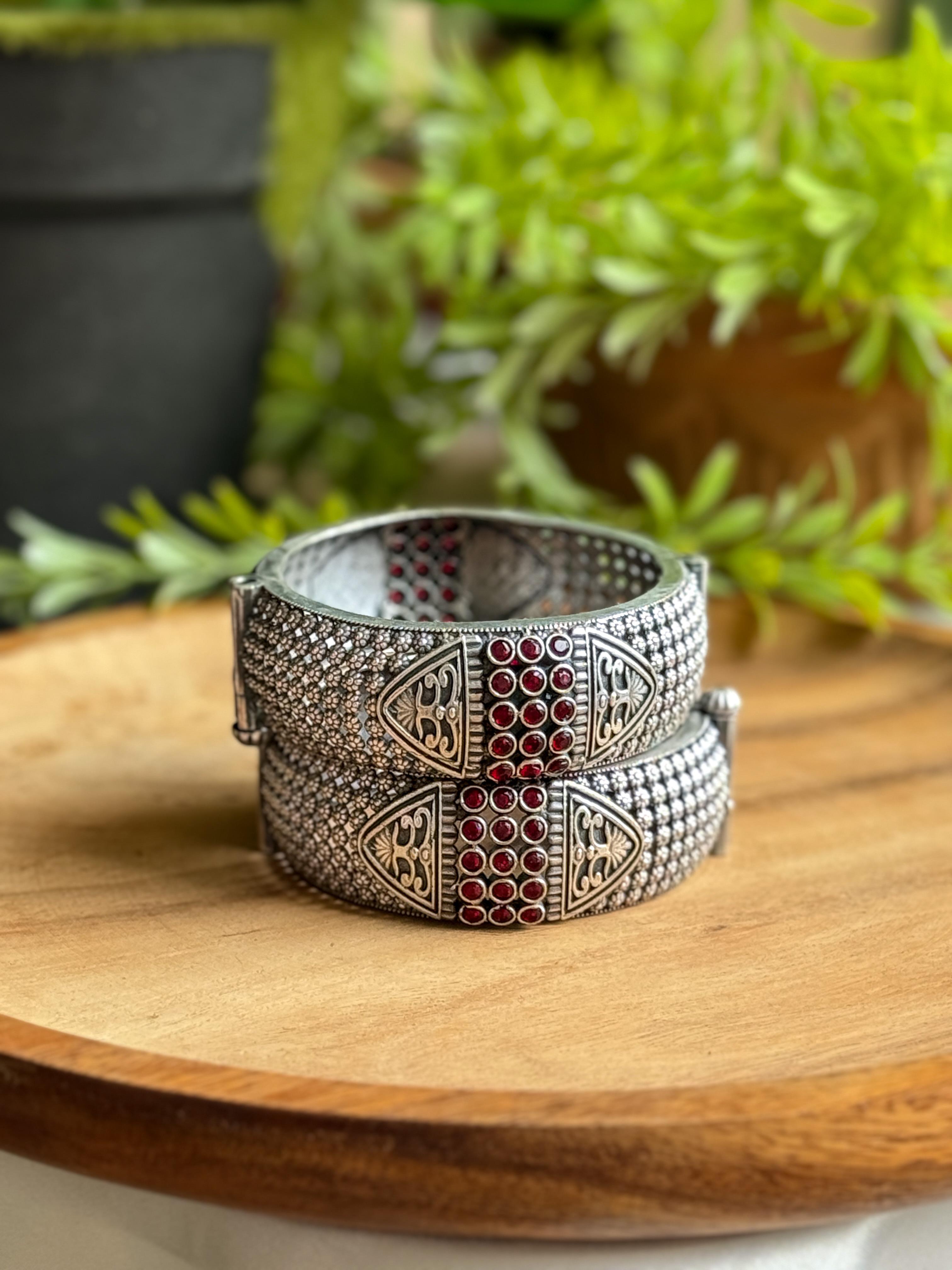 KRISHA SILVER LOOKALIKE STONE BANGLE