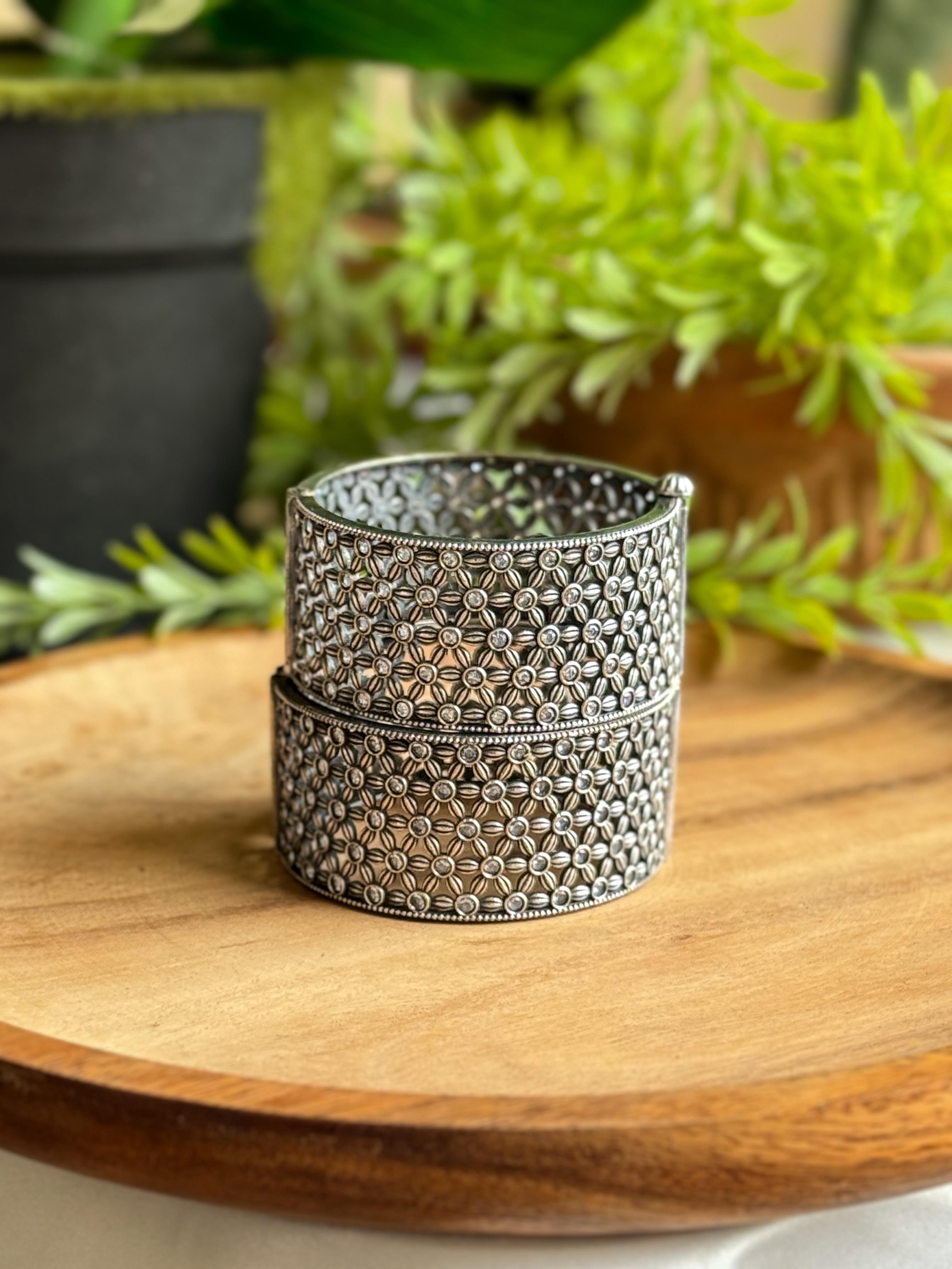 KHUSHI SILVER LOOKALIKE STONE BANGLE STACK