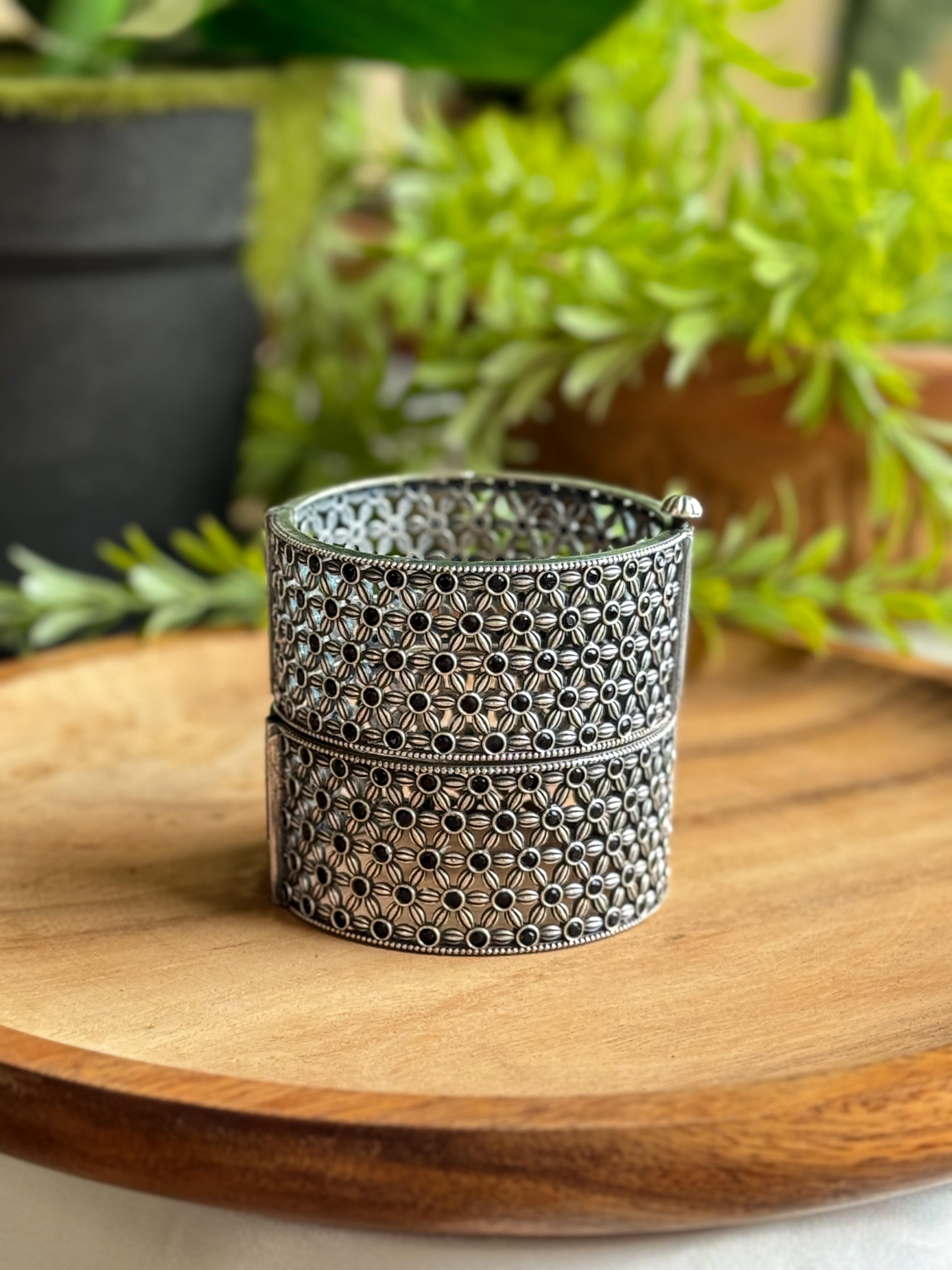 KHUSHI SILVER LOOKALIKE STONE BANGLE STACK