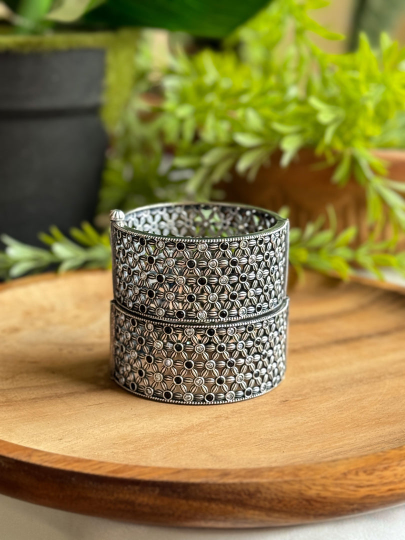 Kanvika Pair Of Stone Bangles