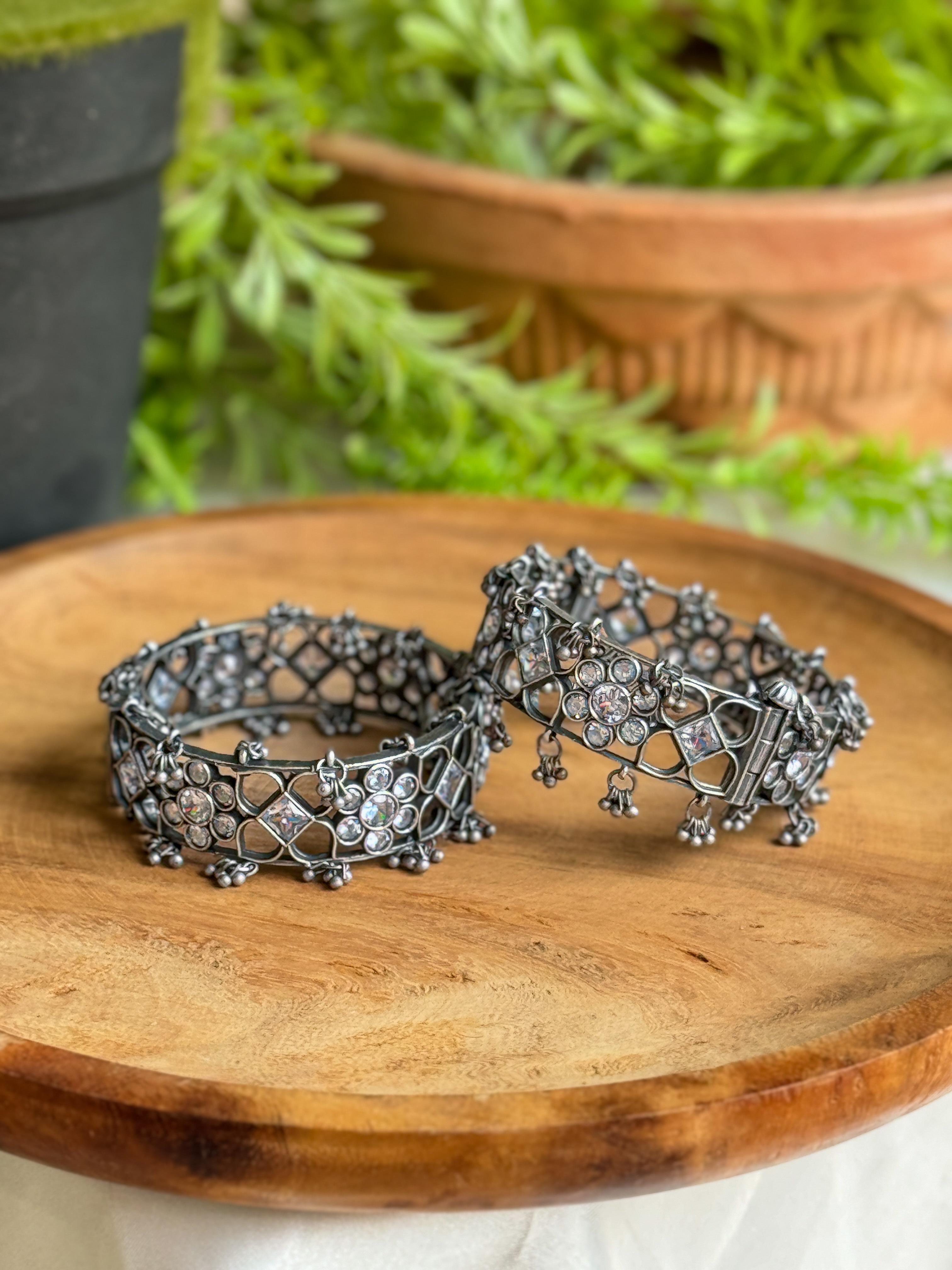 VISHVA SILVER LOOKALIKE STONE BANGLE