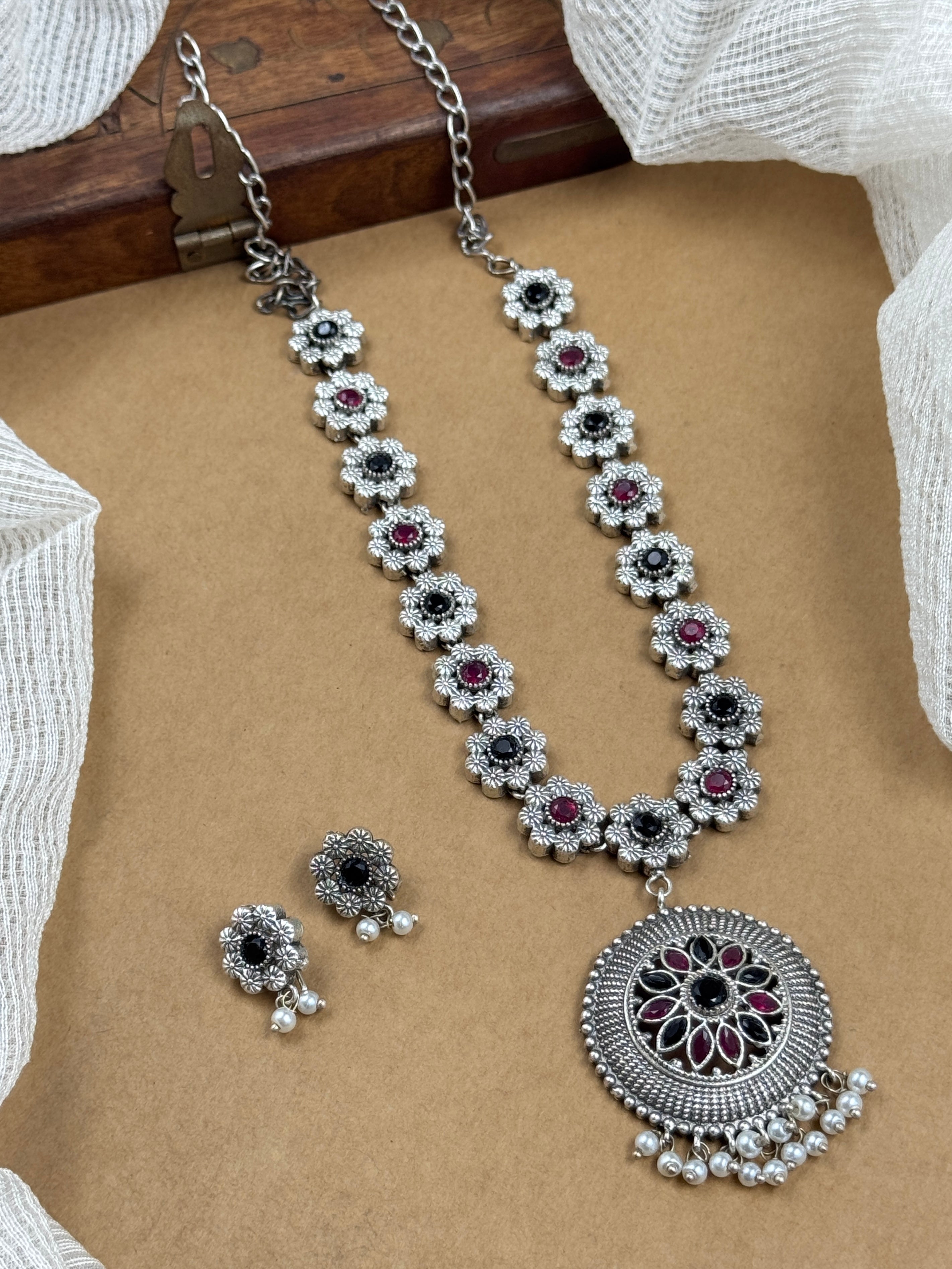 INAAYA STONE NECKLACE SET