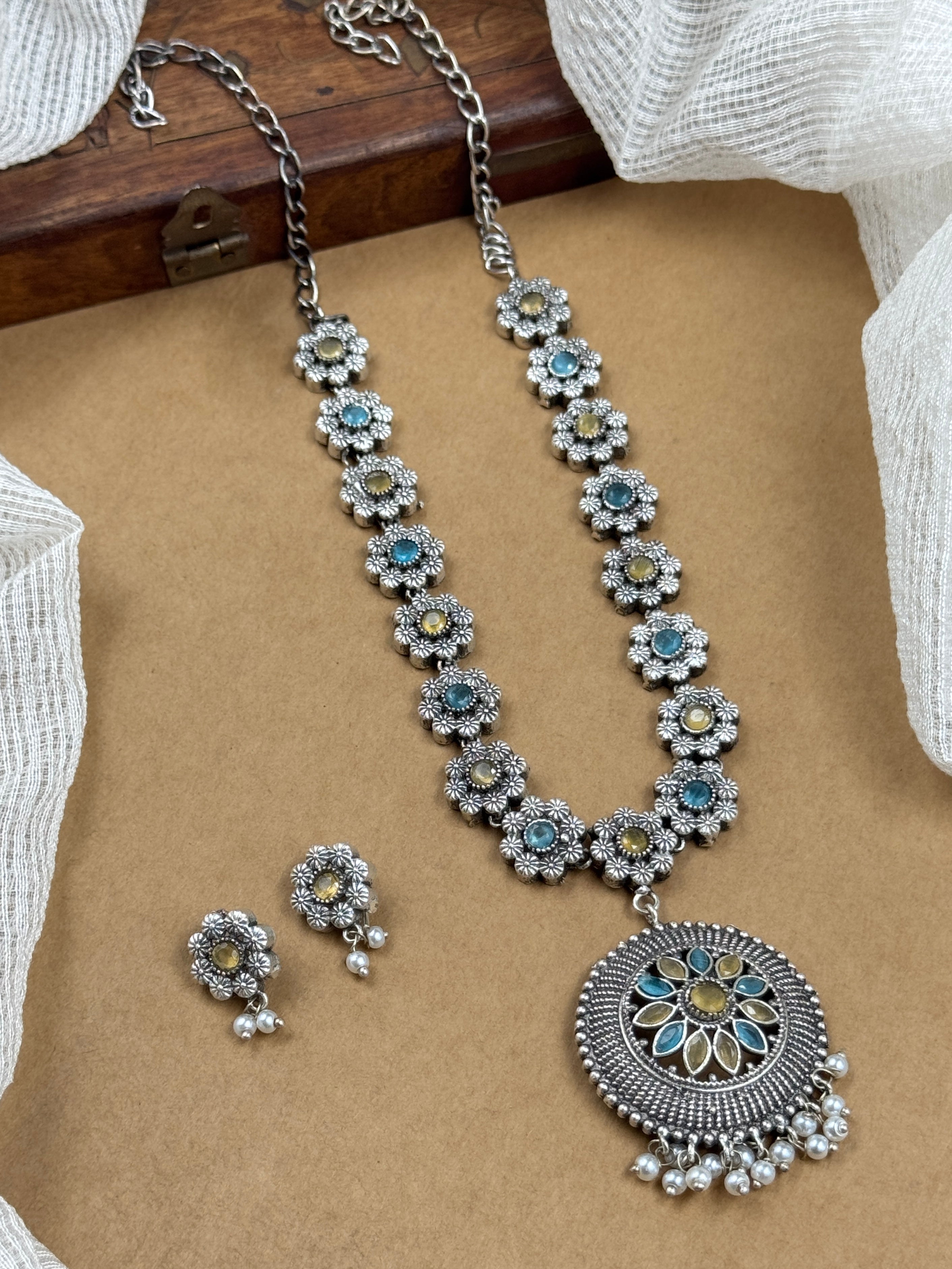 INAAYA STONE NECKLACE SET