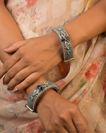 Load image into Gallery viewer, Anvi Pair Of Stone Bangles