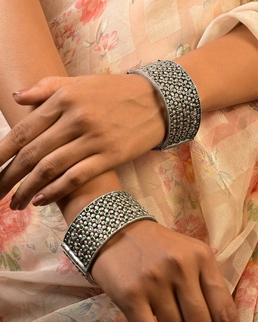 Kanvika Pair Of Stone Bangles