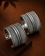 Load image into Gallery viewer, Broad Brass Oxidised Kada