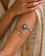Load image into Gallery viewer, Yashi Brass Arm Cuff