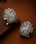 Load image into Gallery viewer, FLORAL GHUNGROO SILVERLOOKALIKE KADA