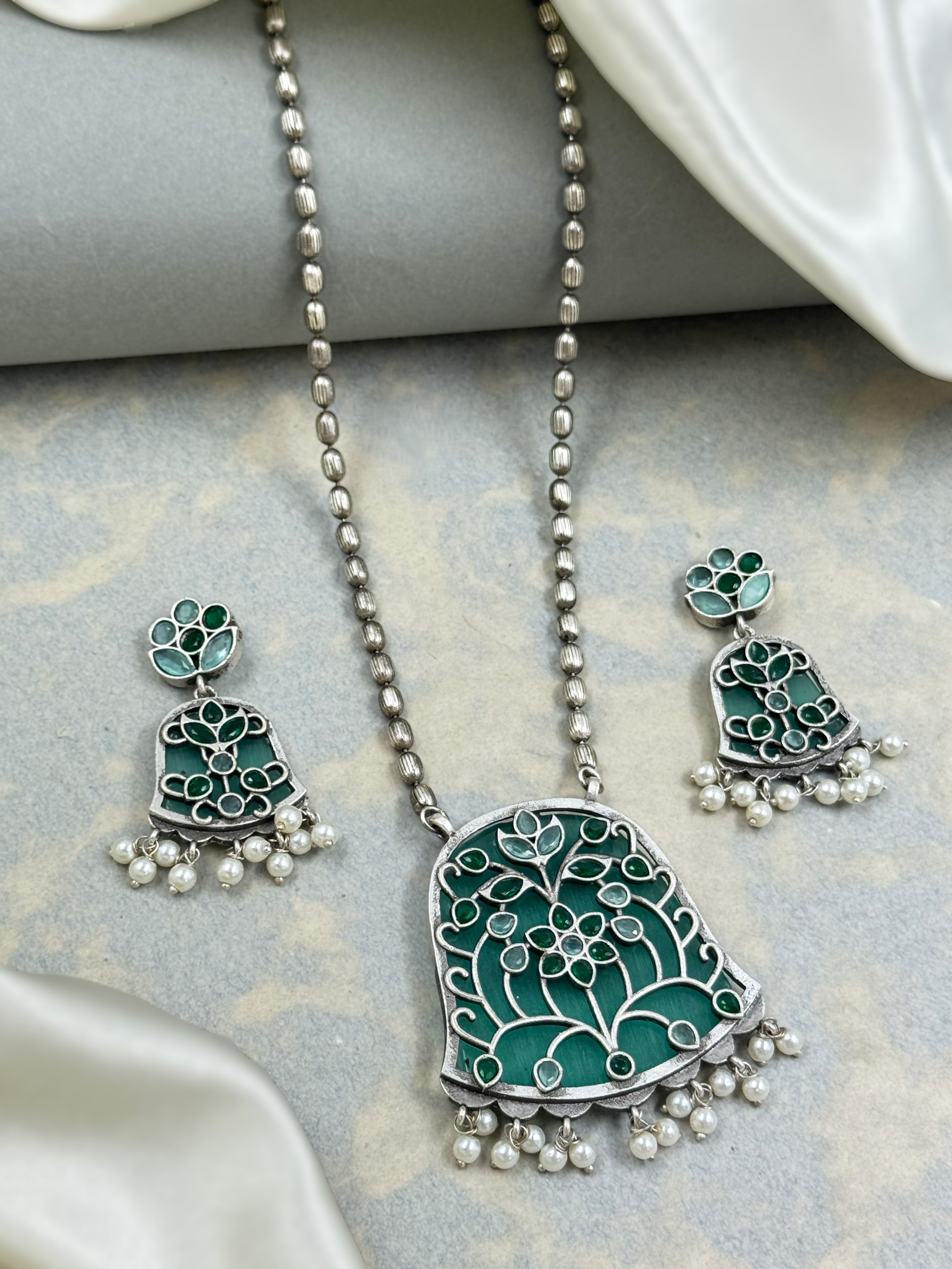 MANASVI STONE NECKLACE SET