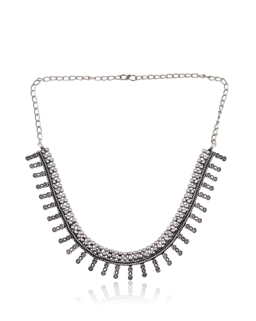 TRISHA BRASS MATERIAL SHORT NECKLACE