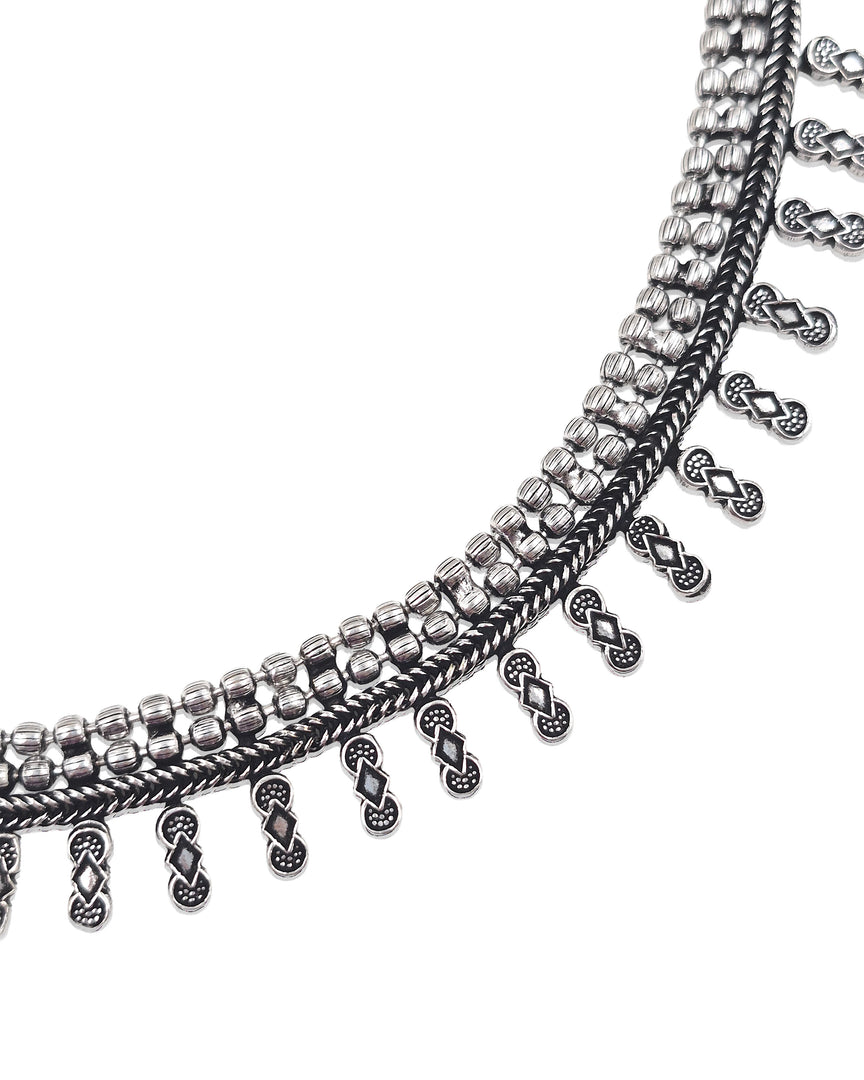 TRISHA BRASS MATERIAL SHORT NECKLACE