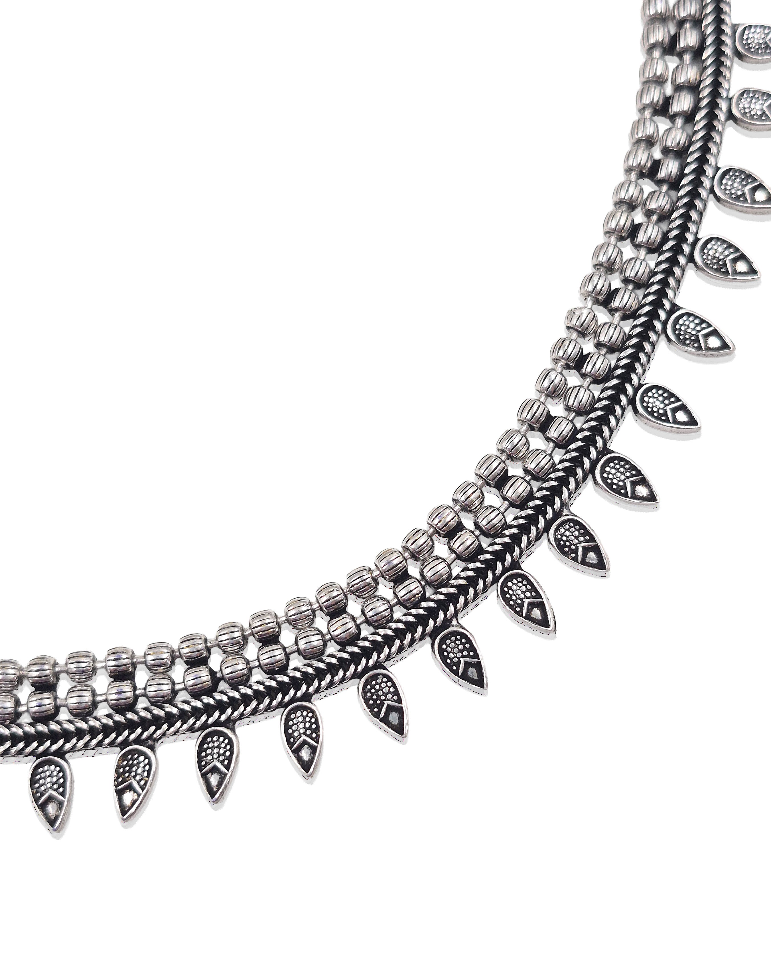 TRISHA BRASS MATERIAL SHORT NECKLACE