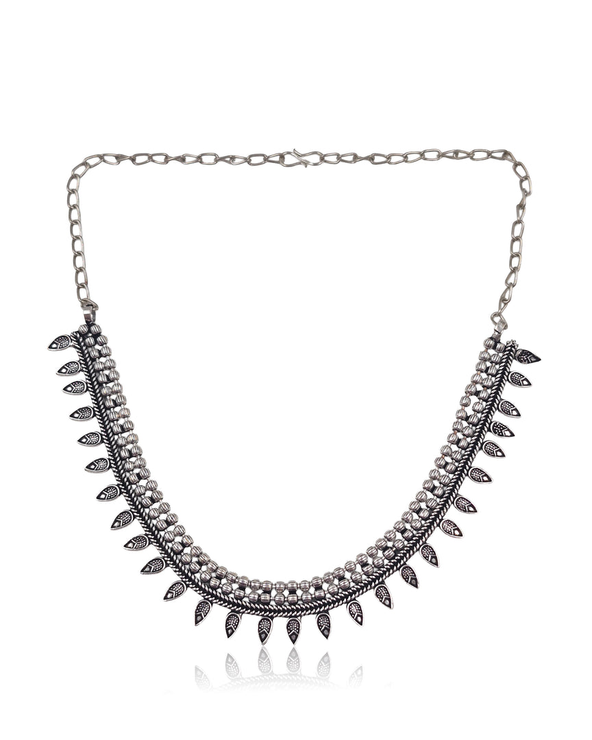 TRISHA BRASS MATERIAL SHORT NECKLACE