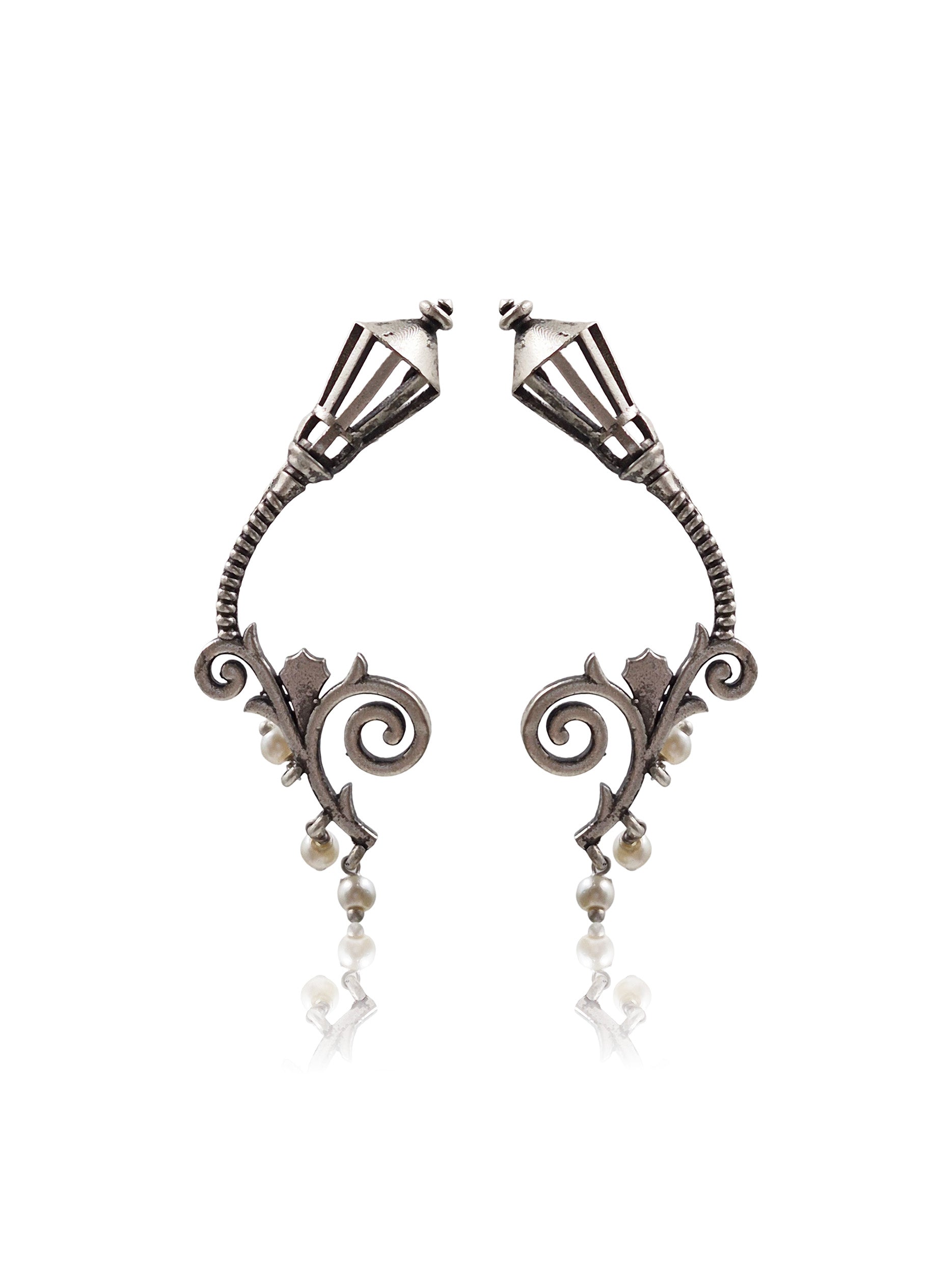 VINTAGE LAMP SILVER LOOKALIKE STUD EARRINGS
