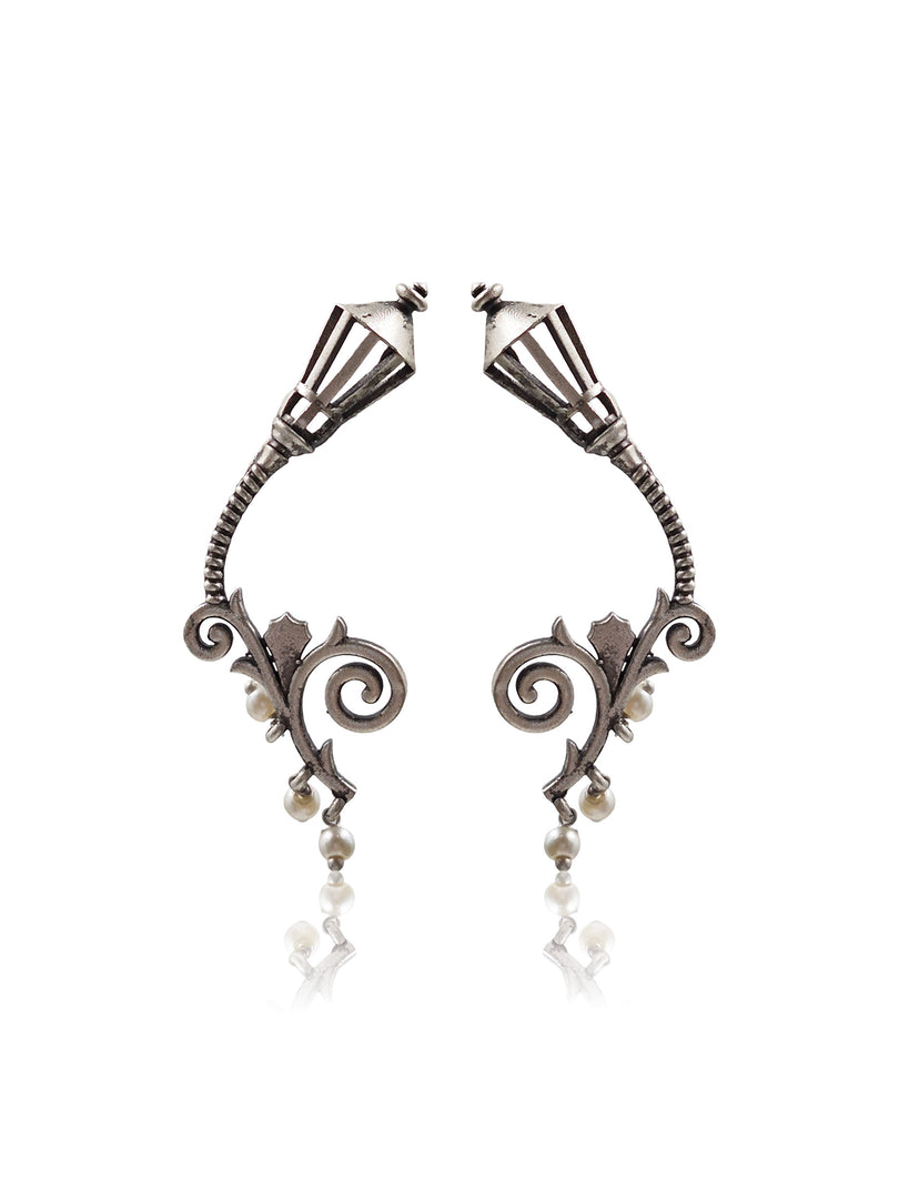 VINTAGE LAMP SILVER LOOKALIKE STUD EARRINGS