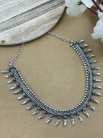 Load image into Gallery viewer, RUHI BRASS MATERIAL SHORT NECKLACE