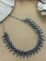 Load image into Gallery viewer, KYRA BRASS MATERIAL SHORT NECKLACE