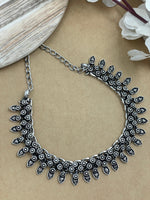 Load image into Gallery viewer, KYRA BRASS MATERIAL SHORT NECKLACE