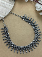 Load image into Gallery viewer, KYRA BRASS MATERIAL SHORT NECKLACE