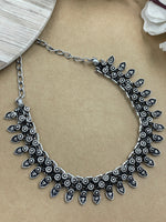 Load image into Gallery viewer, KYRA BRASS MATERIAL SHORT NECKLACE