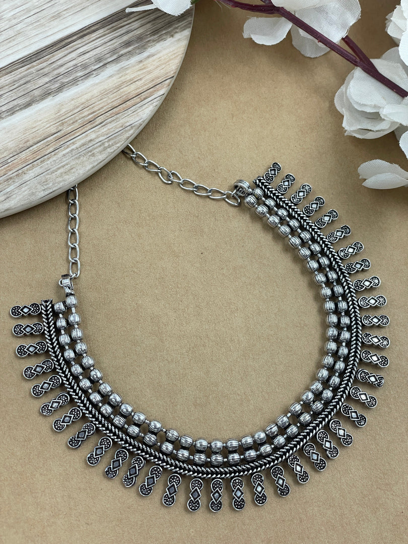 TRISHA BRASS MATERIAL SHORT NECKLACE