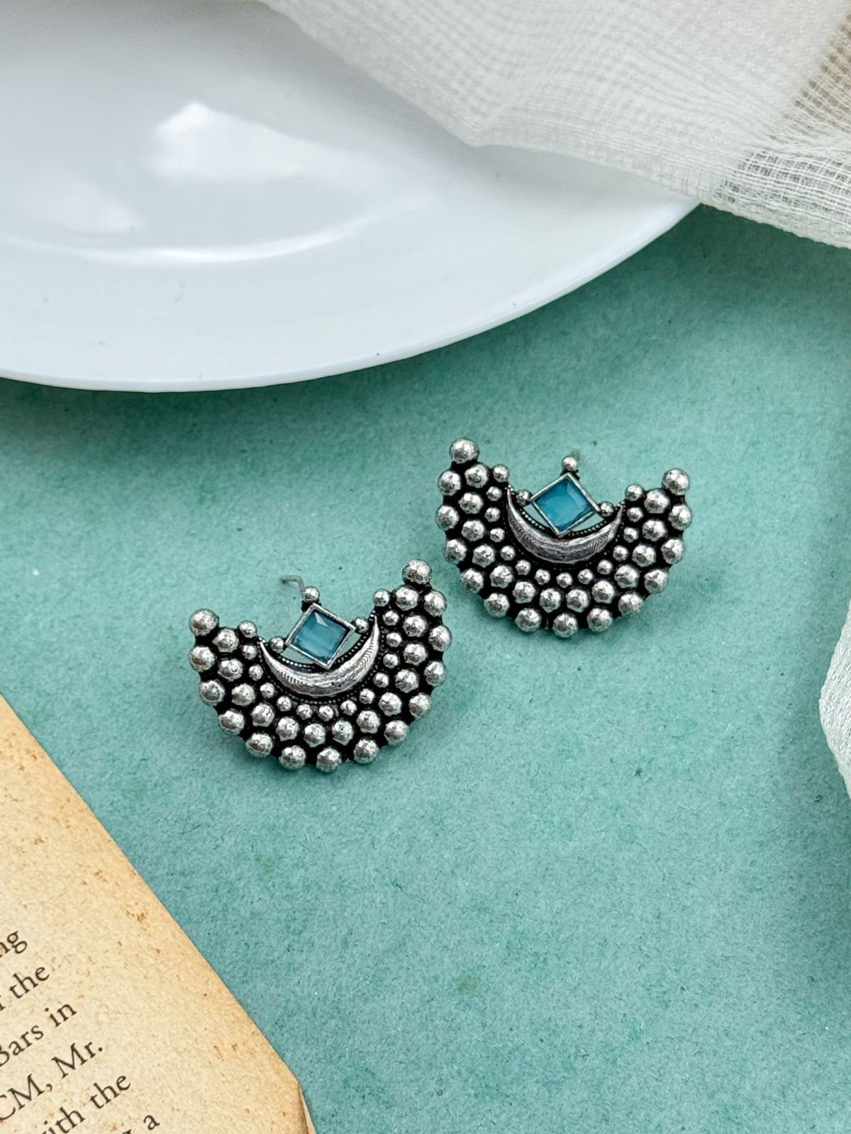 VAMIKA STUDS EARRINGS