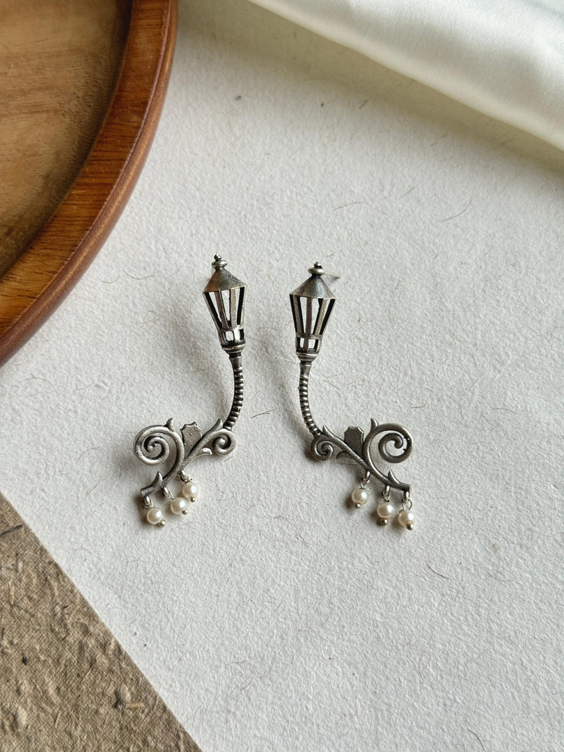 VINTAGE LAMP SILVER LOOKALIKE STUD EARRINGS