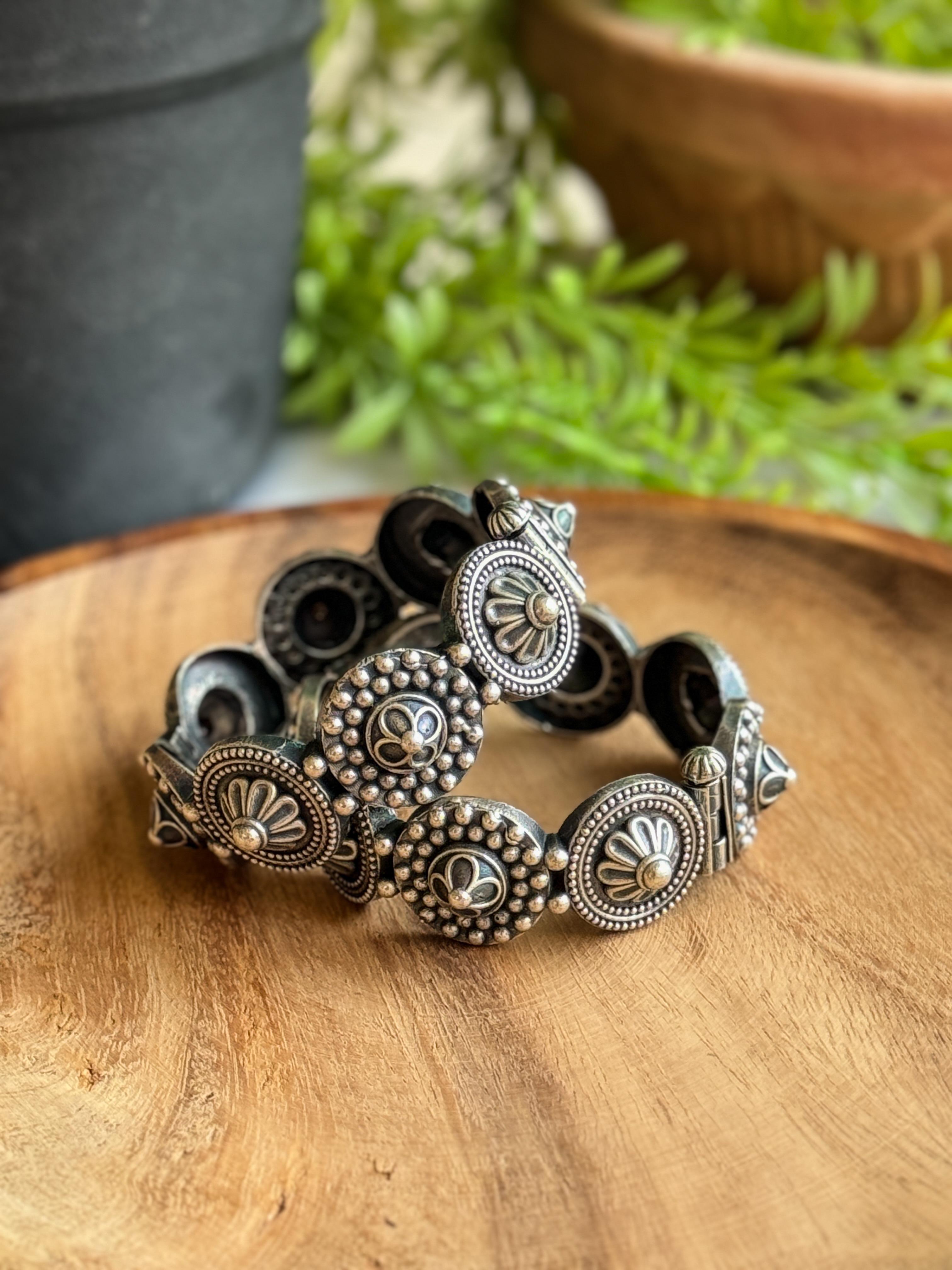 SILVER LOOK ALIKE FLORAL Bangle