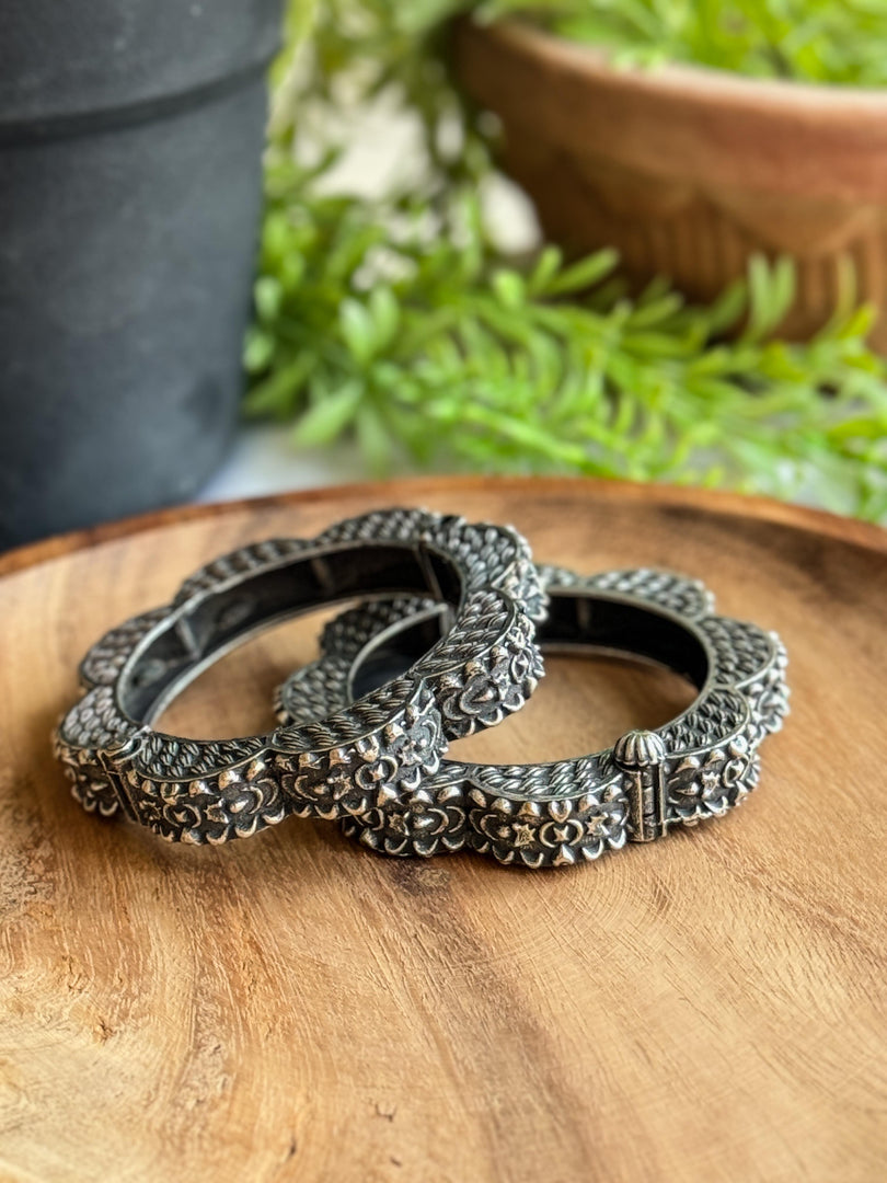 SILVER LOOKALIKE BLOOM BANGLE