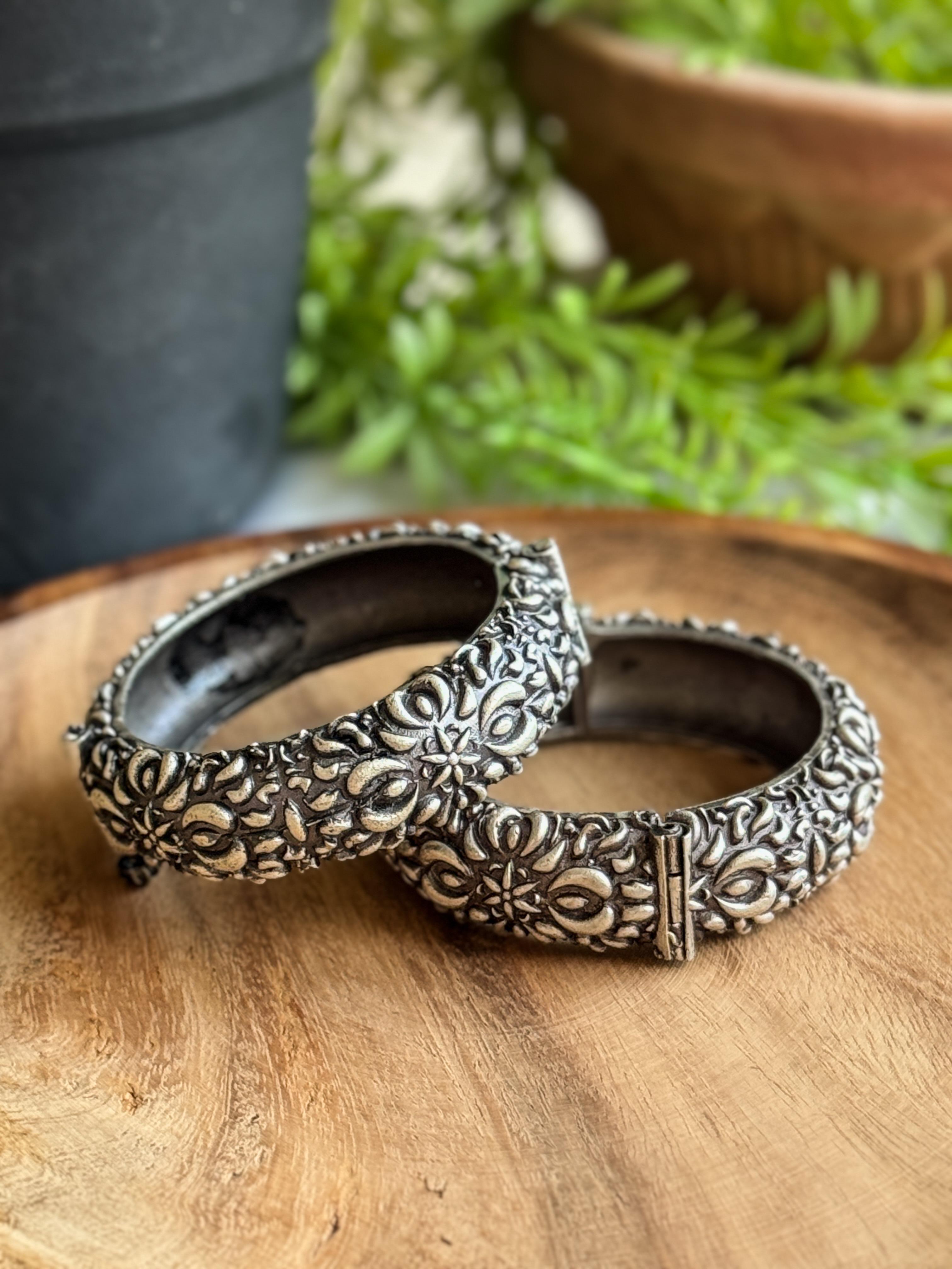 SILVER LOOK ALIKE UNIQUE Bangle