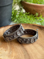 Load image into Gallery viewer, SILVER LOOKALIKE FLOWER BANGLE
