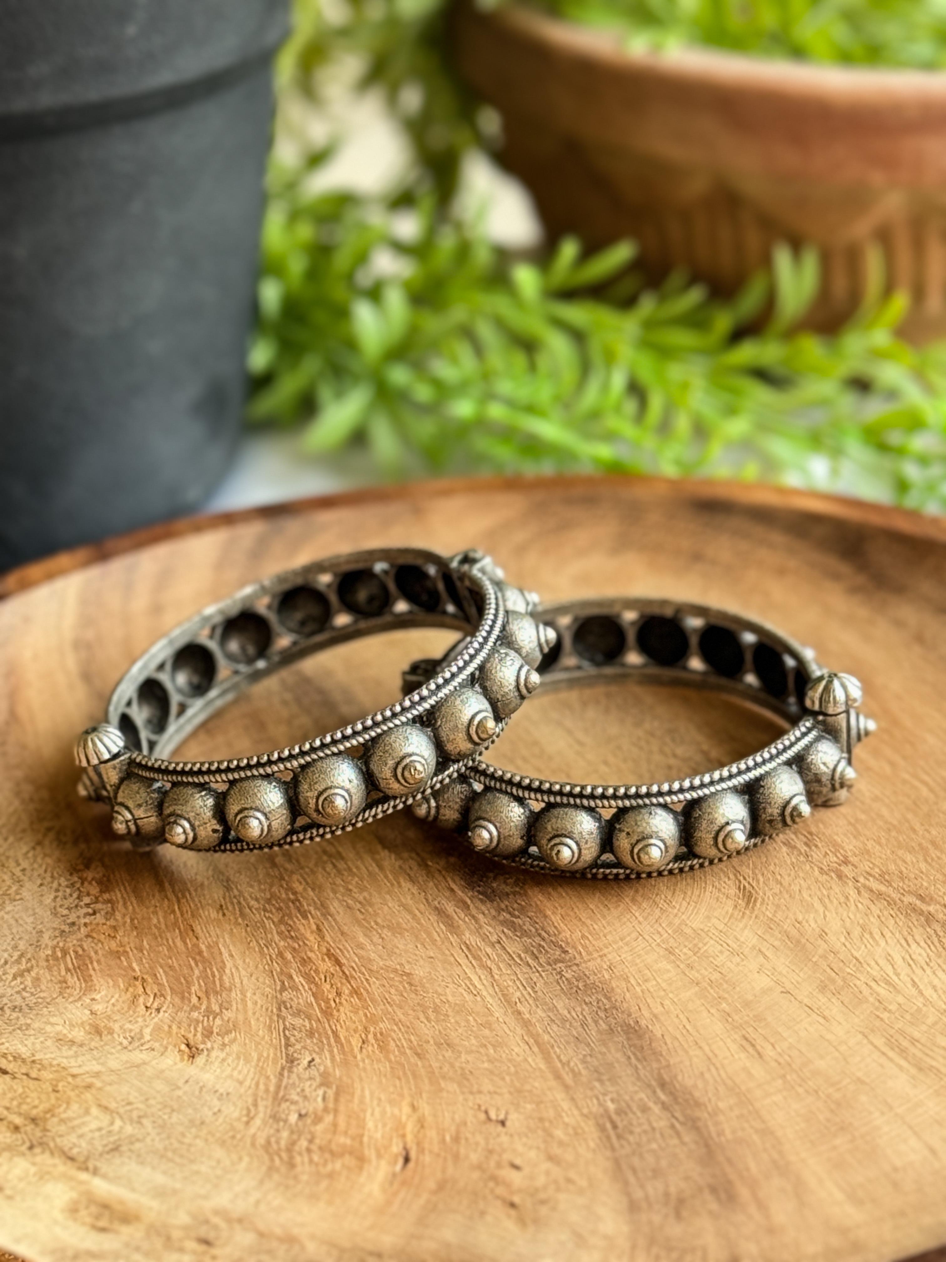 SILVER LOOK ALIKE WESTERN Bangle