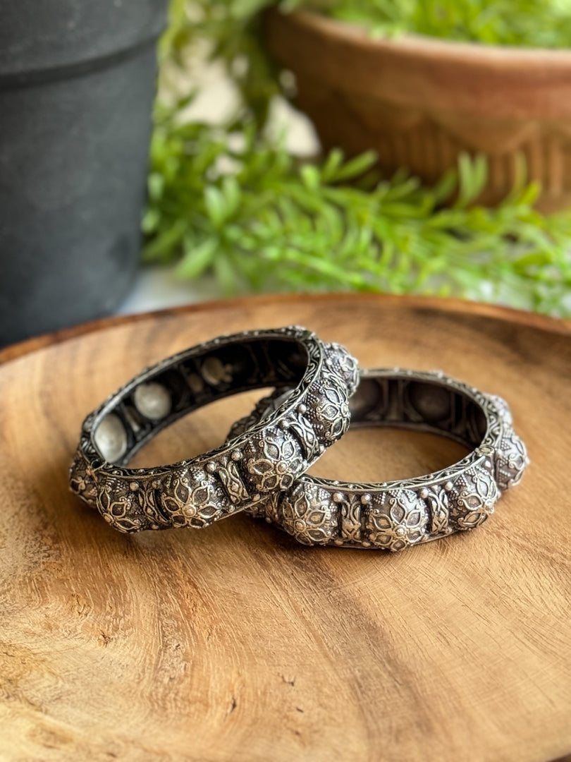 SILVER LOOKALIKE TRENDY BANGLE