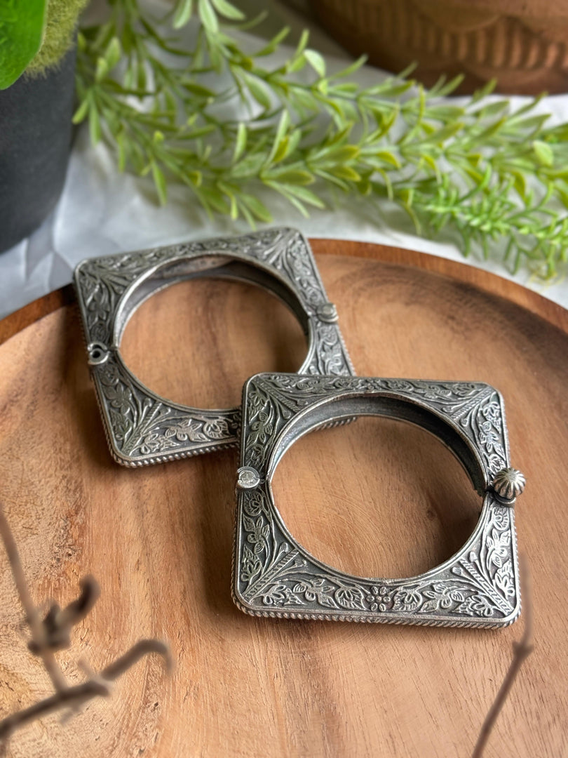 SILVER LOOKALIKE SQUARE BANGLE