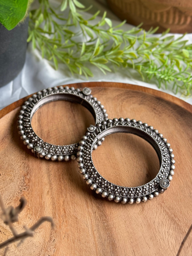 SILVER LOOKALIKE BEADS BANGLE