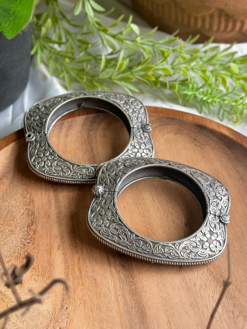 SILVER LOOKALIKE FLOWER PRINTED BANGLE