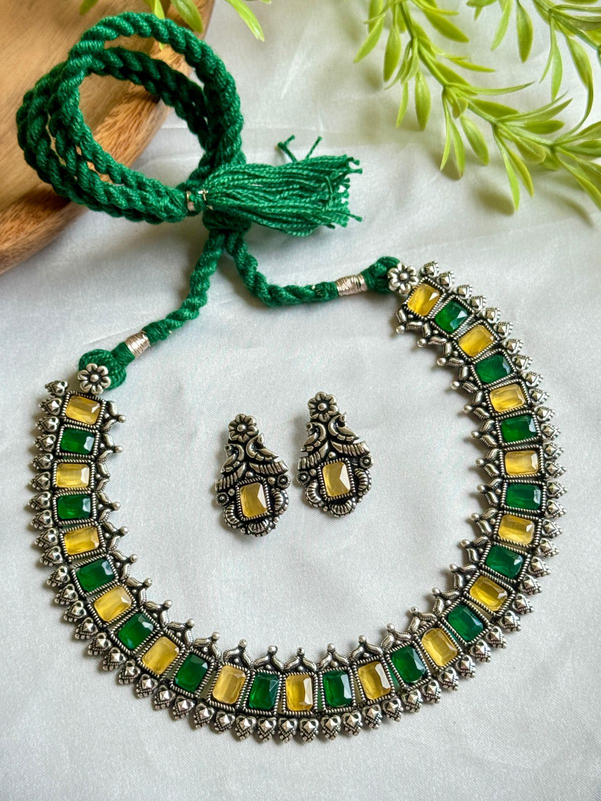 VINTAGE MONALISA STONE NECKLACE SET