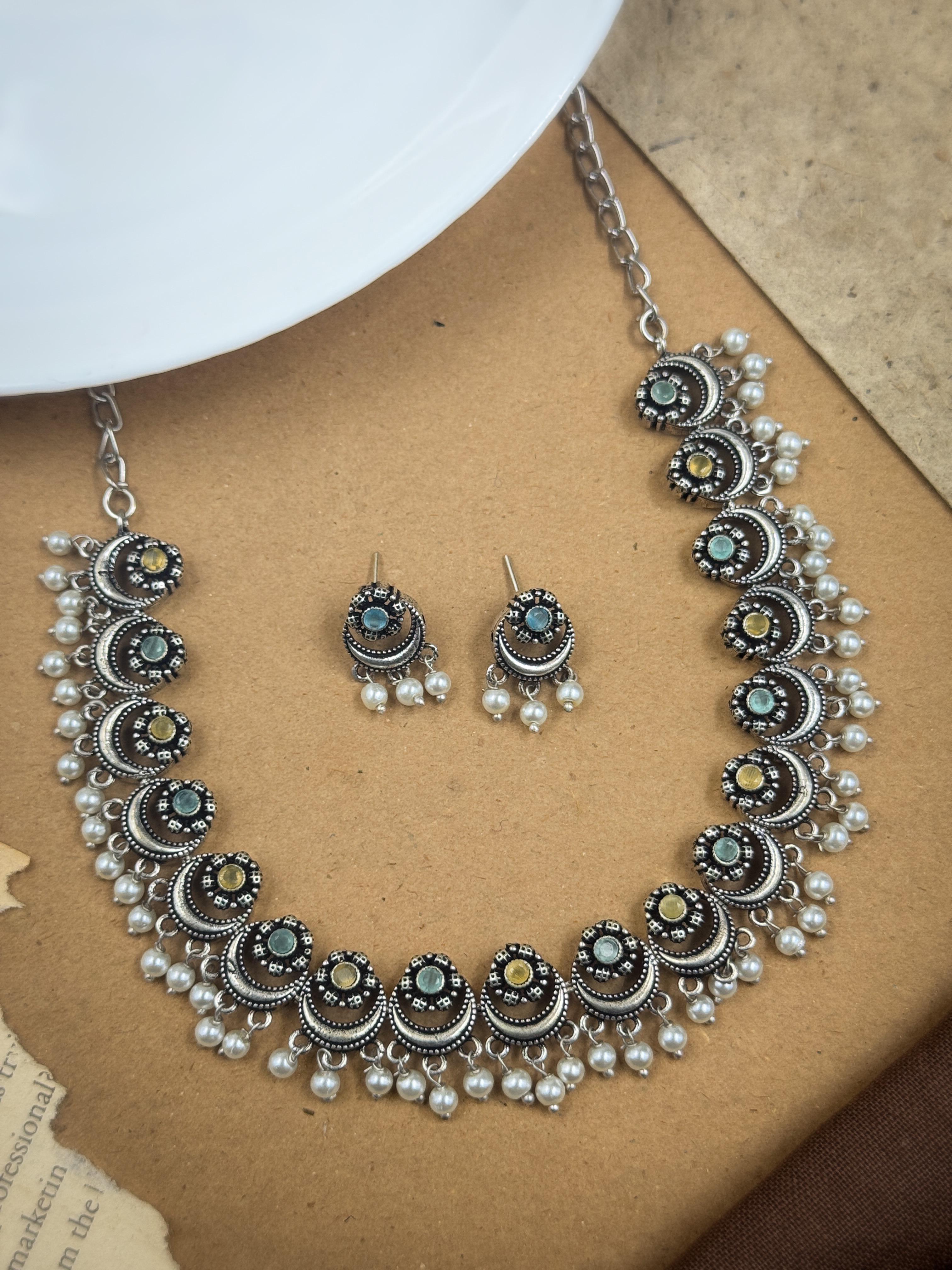 VAMIKA STONE NECKLACE SET