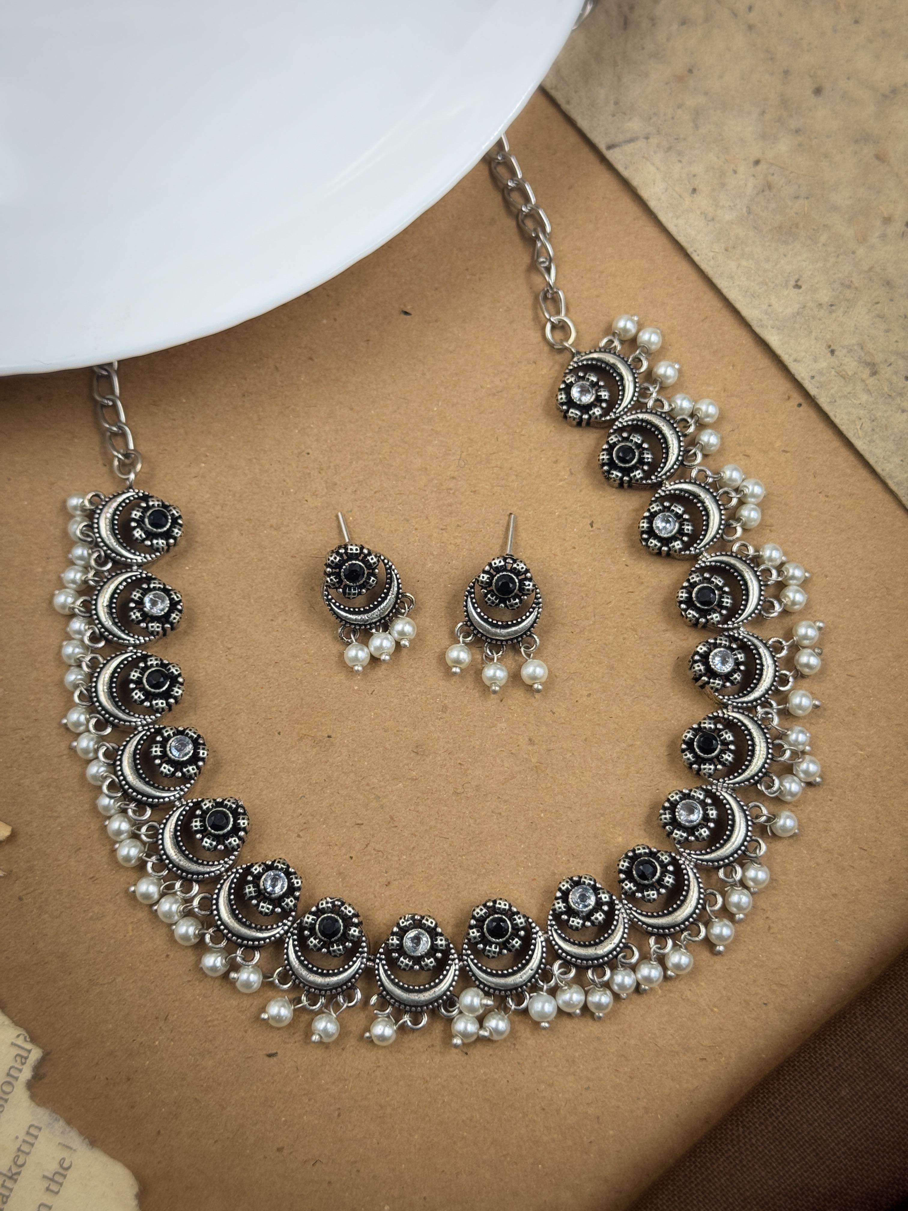 VAMIKA STONE NECKLACE SET