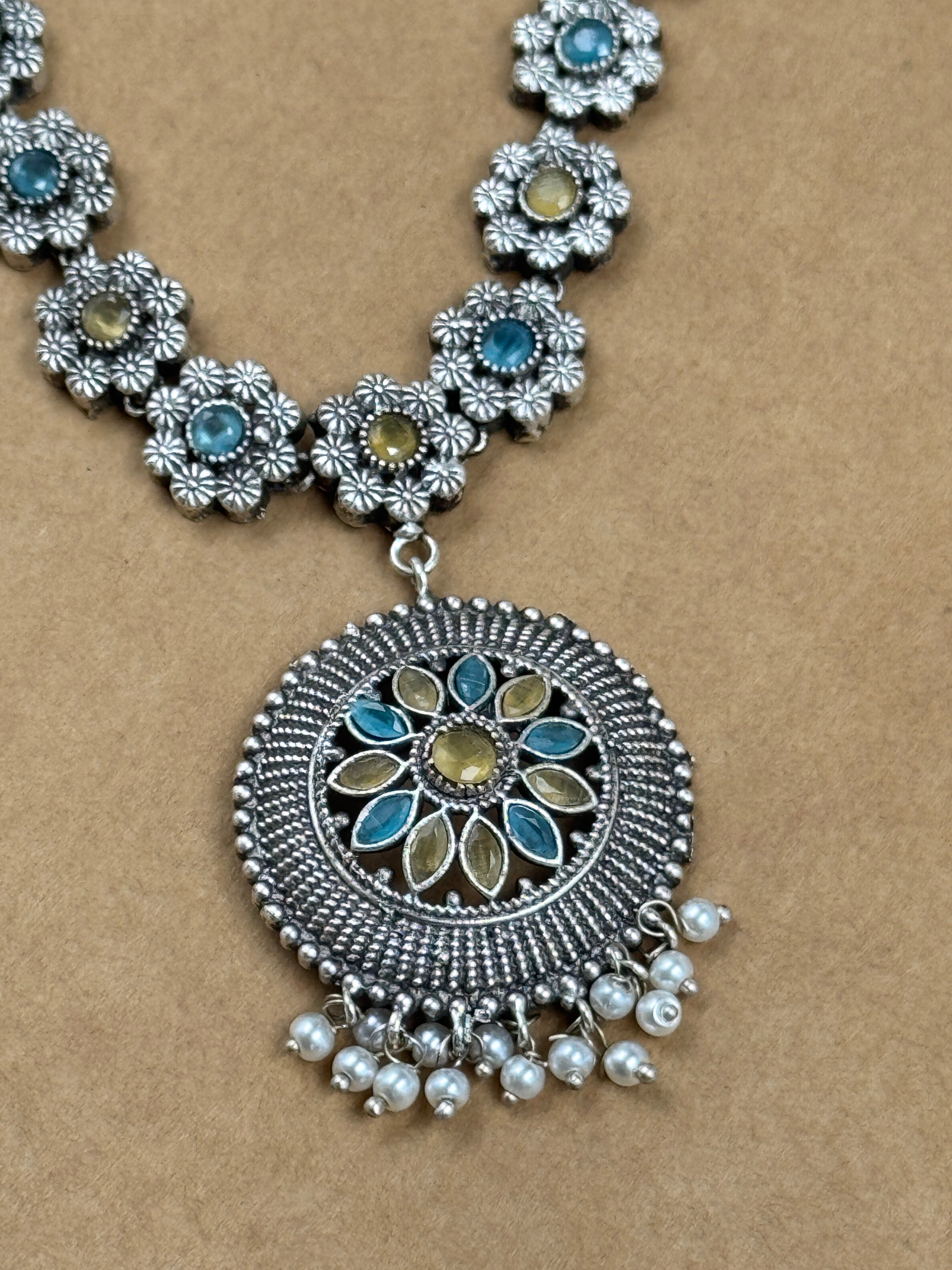 INAAYA STONE NECKLACE SET